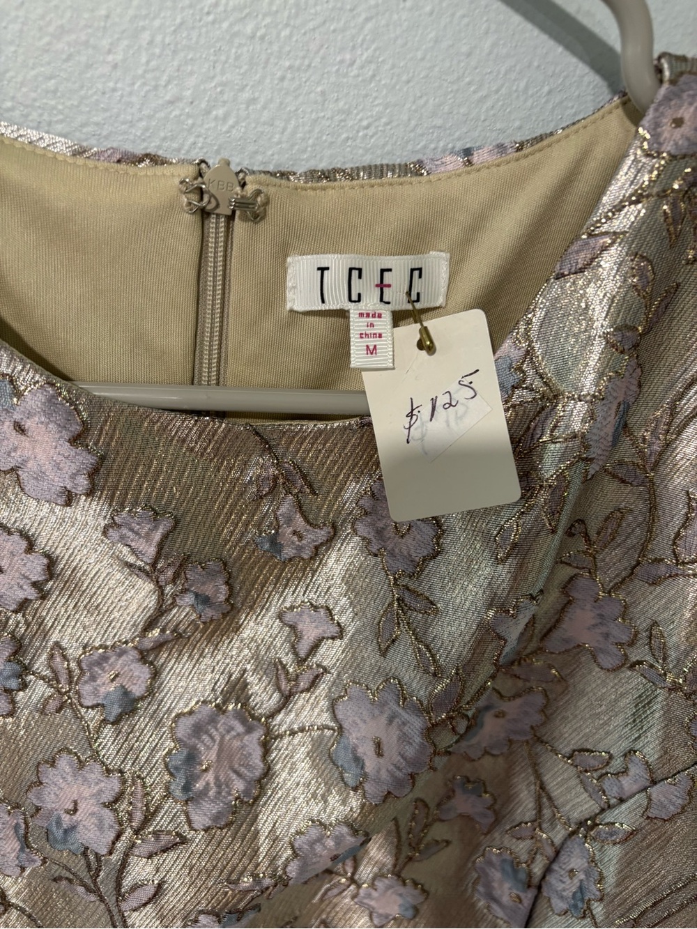 TCEC Metallic Floral Cocktail Dress in Gold and Pale Lavender - Picture 2 of 3